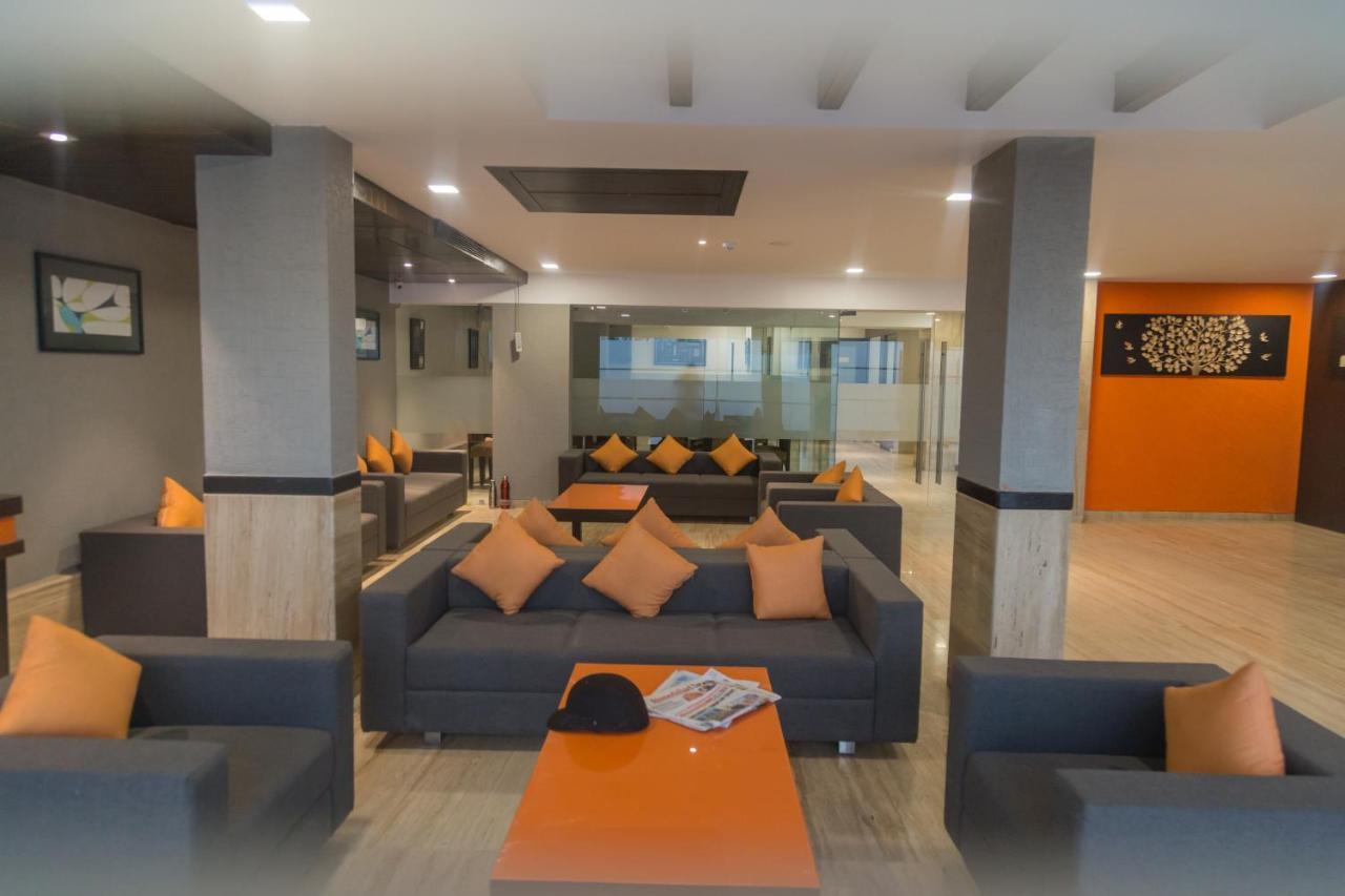 Ahmedabad, Satellite Hotel Bagian luar foto