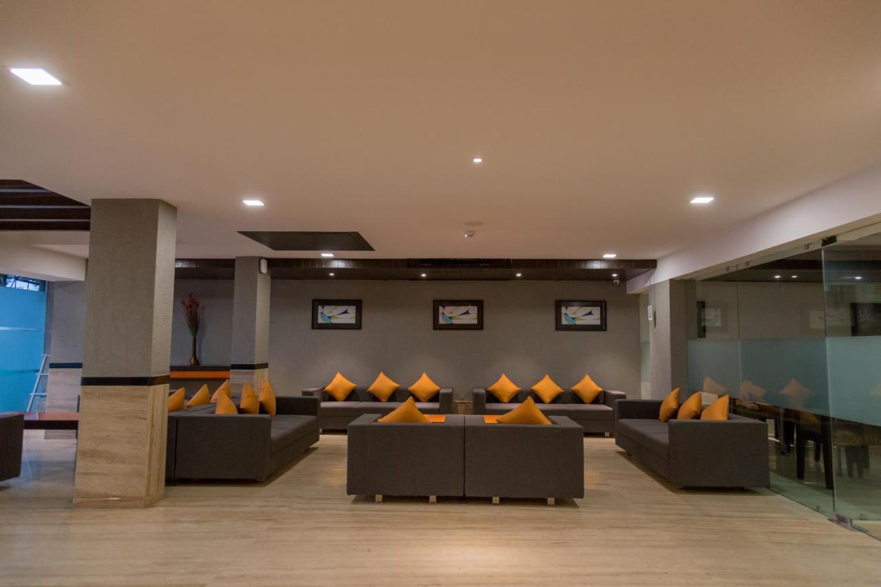 Ahmedabad, Satellite Hotel Bagian luar foto
